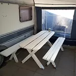 Letniskowe Przyczepy Kempingowe Zacisze キャンプ場 ミエルノ